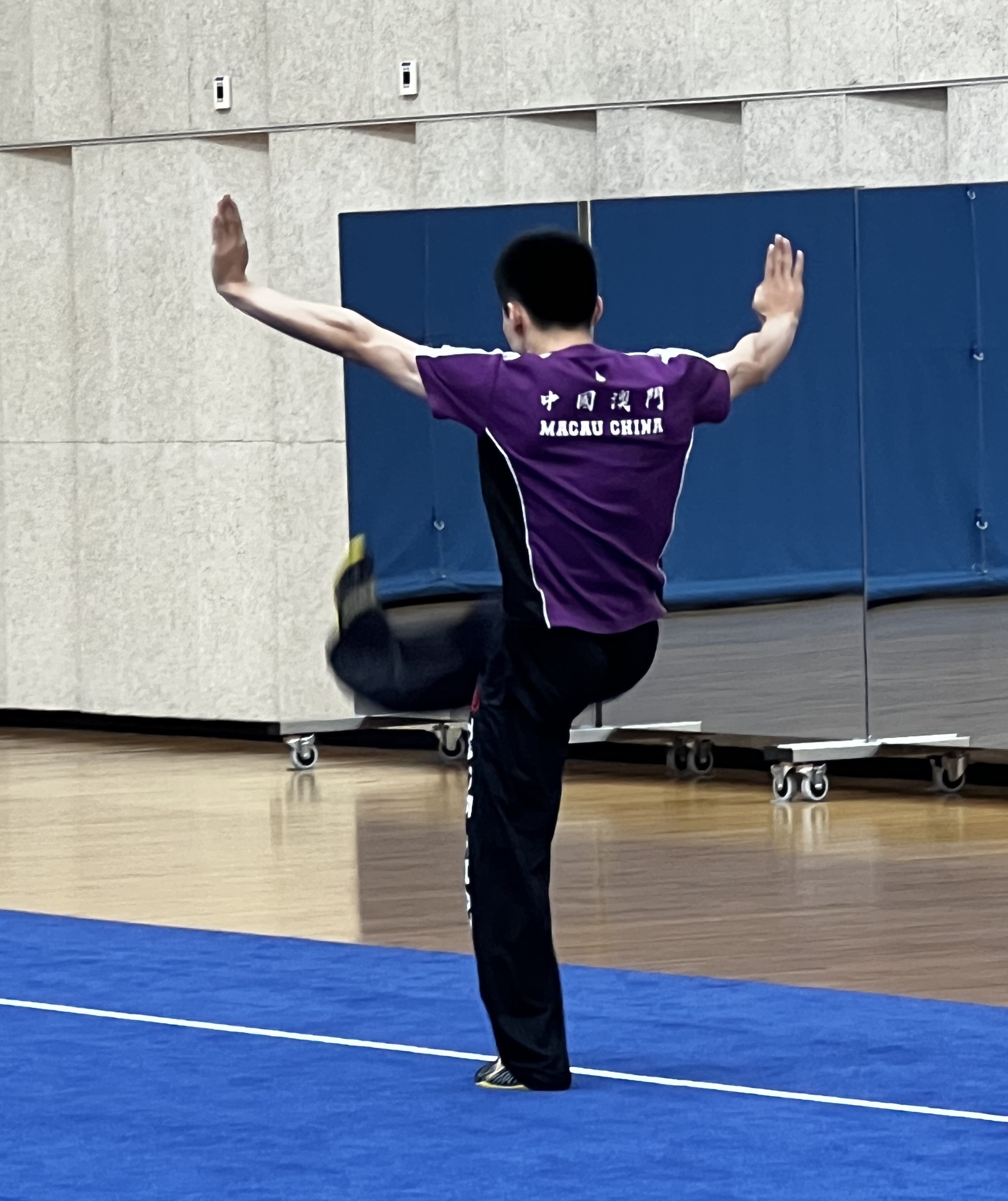 A12 穿上中國澳門代表服裝，成為選手們動力及壓力。.jpg